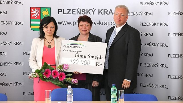 Plzeňský kraj daroval tvůrcům filmu Šmejdi šek v hodnotě 100 tisíc korun