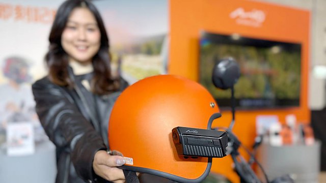 Přílbová 2.5K motokamera se 2 objektivy, nouzovým natáčením, WiFi a silnou baterií - nová Mio MiVue MP30 GPS
