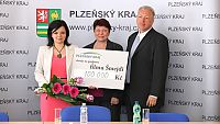 Plzeňský kraj daroval tvůrcům filmu Šmejdi šek v hodnotě 100 tisíc korun